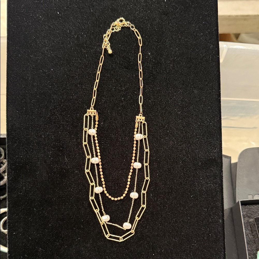 Elegant Gold tone and Pearl Necklace